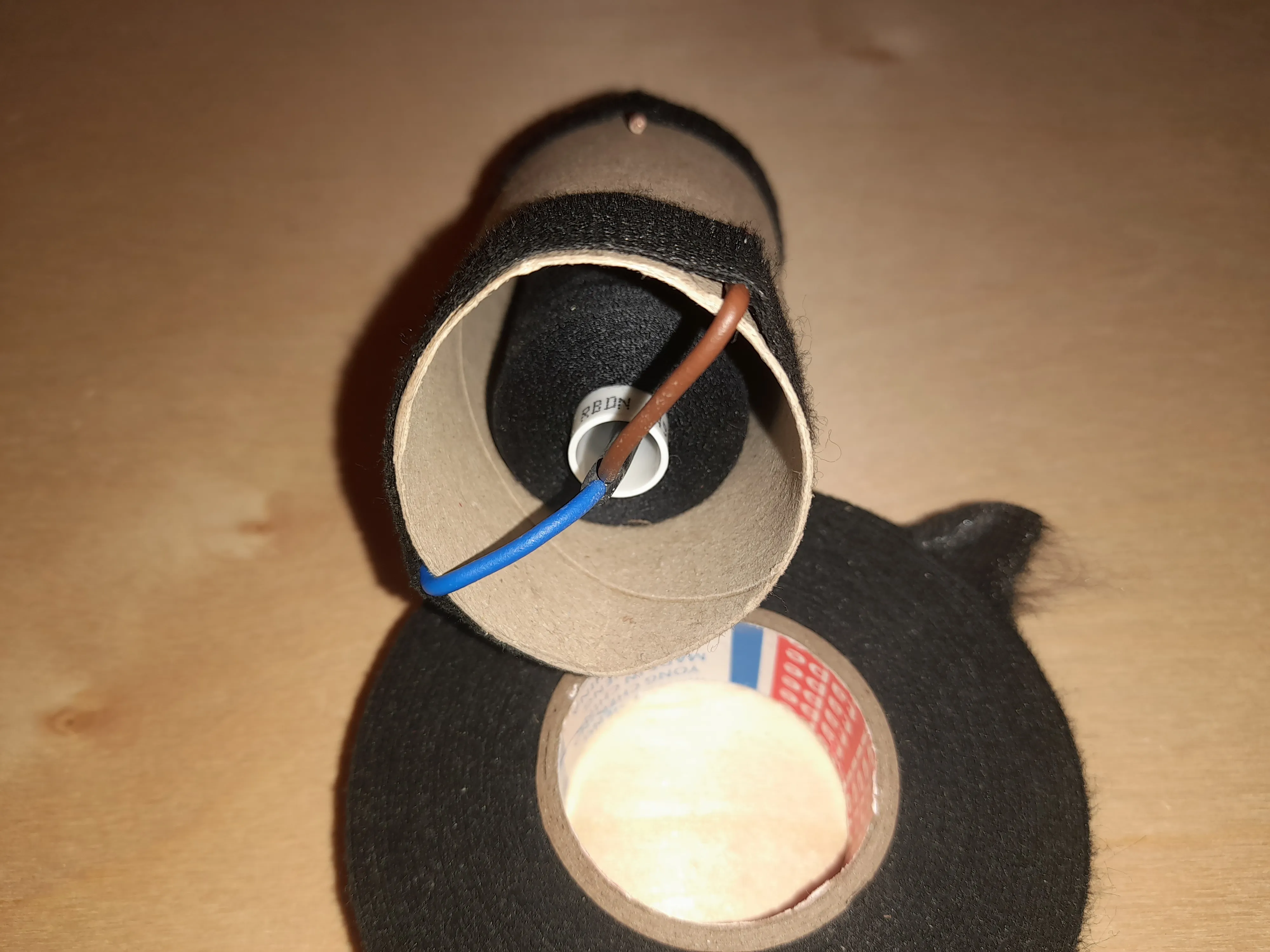 Spool fixed inside the roll with tape, thread unwinding smoothly