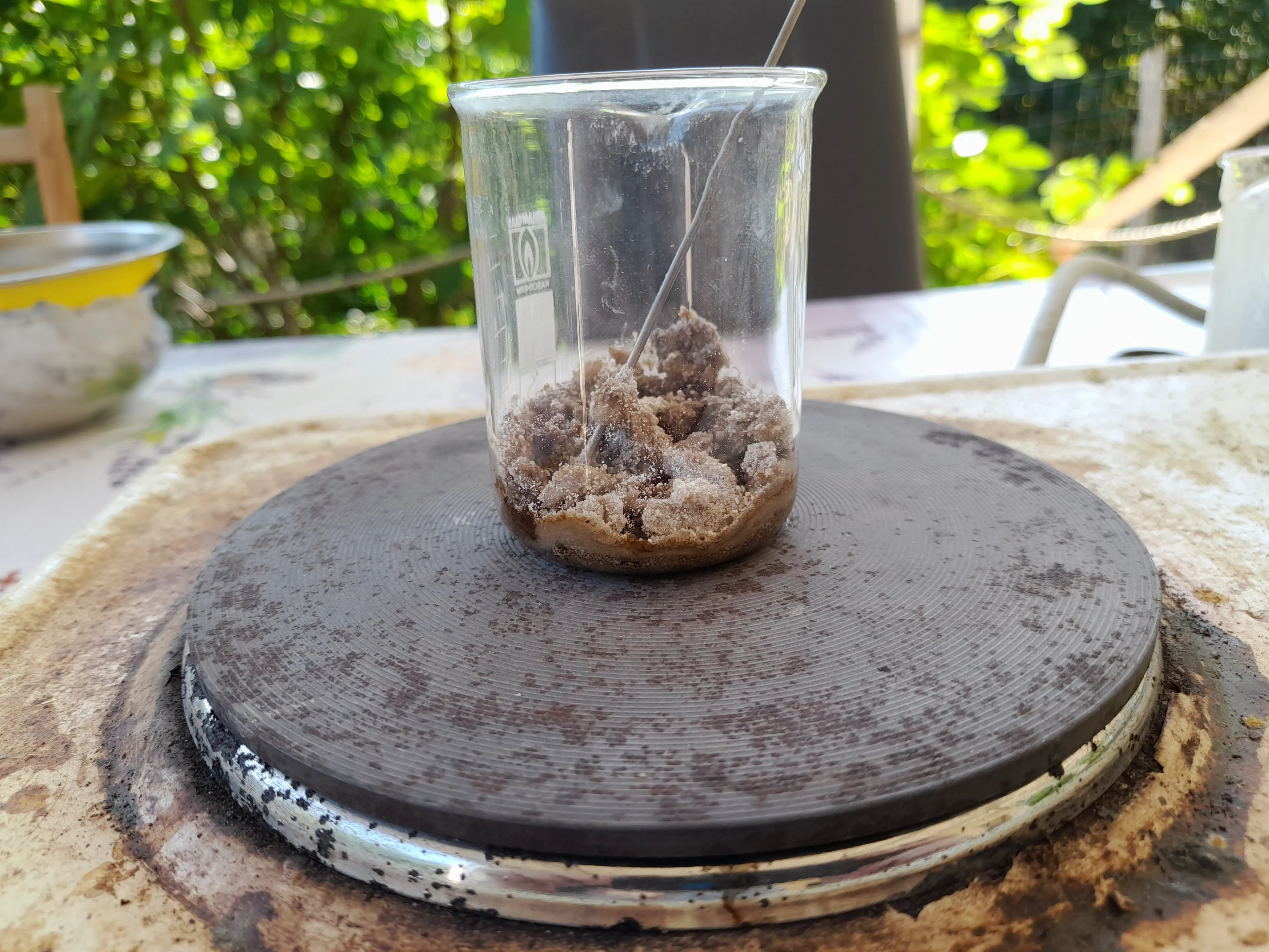 saltpeter sodium carbonate and tungsten mixed in a glass beaker