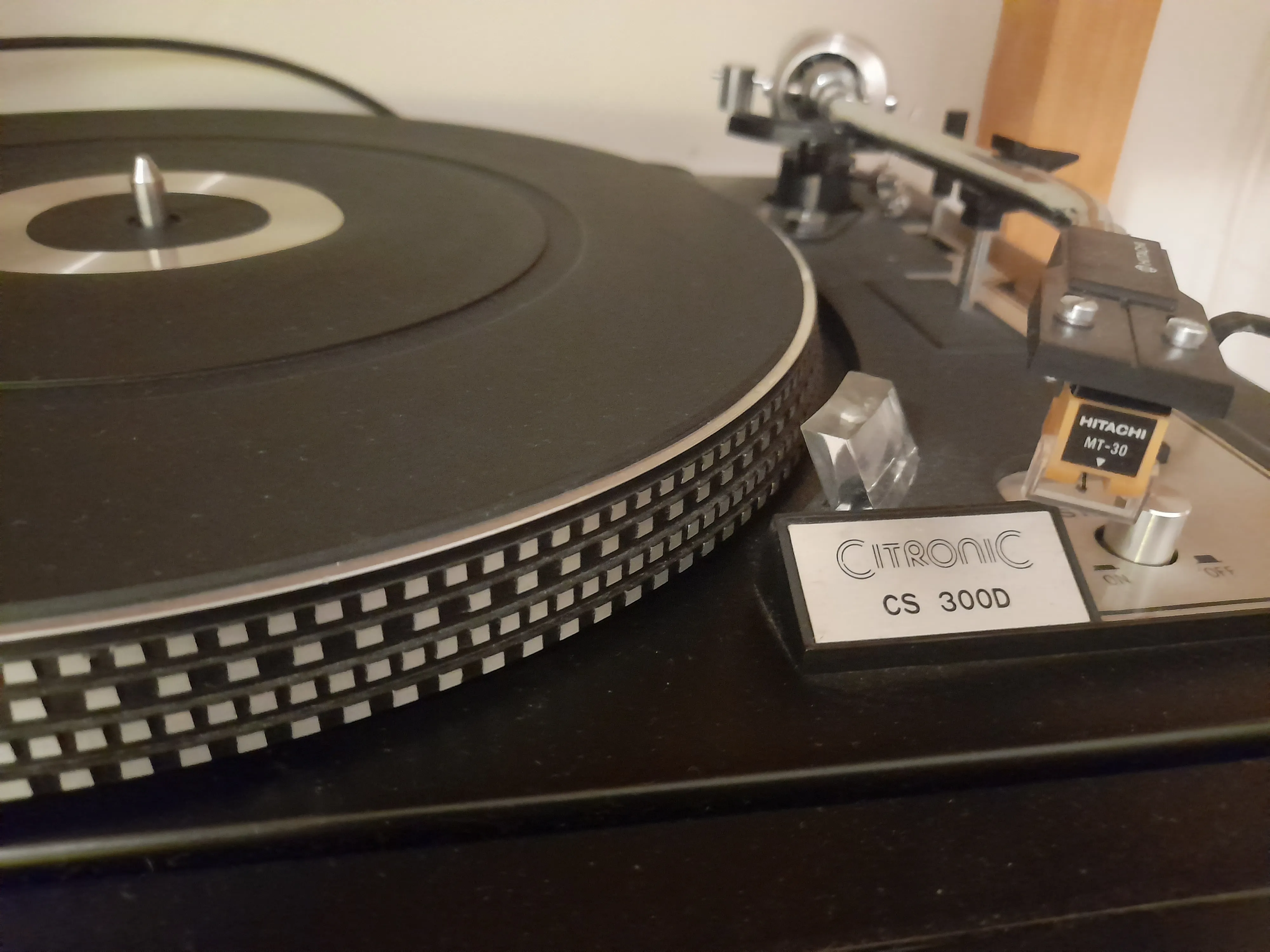 Strobe dots on turntable platter